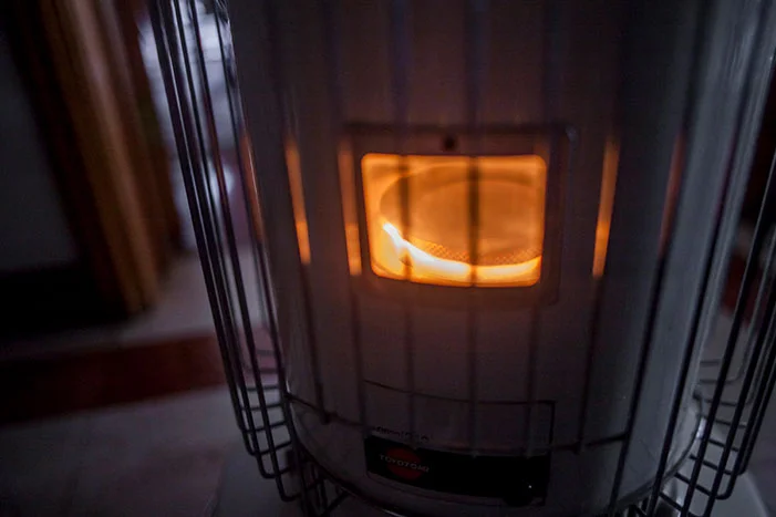 Ein Heizgerät mit sichtbarer Flamme.