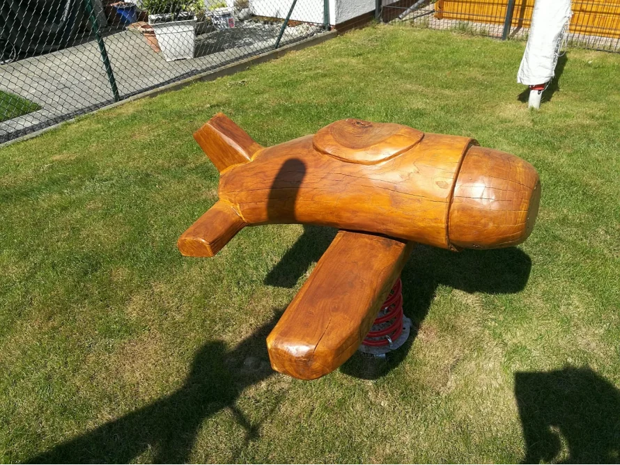 Spielzeugflugzeug aus Holz auf einer Feder