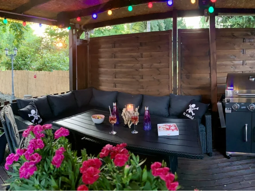gemütliche Sitzecke mit Grill auf Terrasse