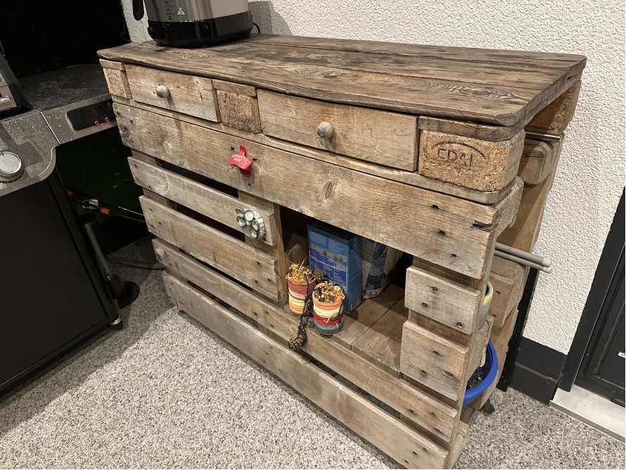 Upcycling-Kommode aus Holzpaletten