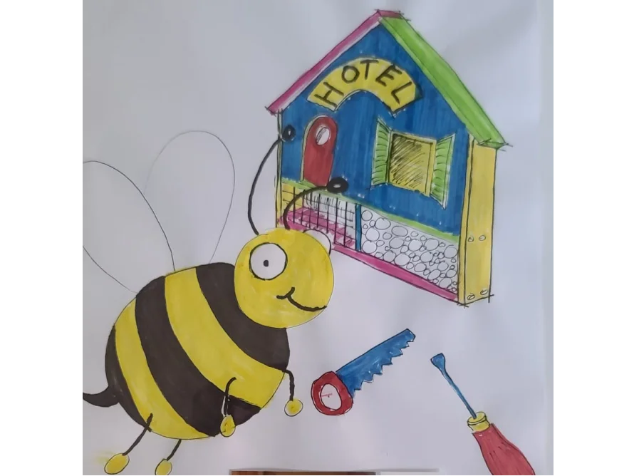 Biene bei einem Bienenhotel mit Säge