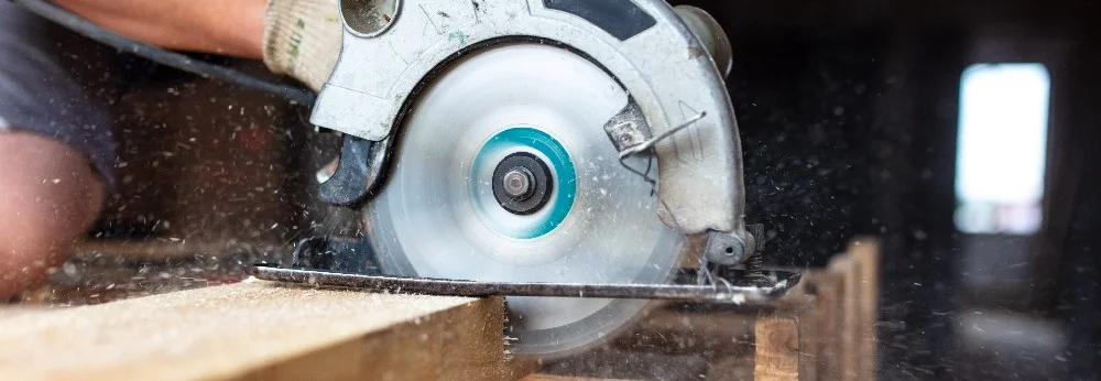 Holz wird mit einer Handkreissäge geschnitten