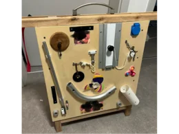 Ein Busyboard aus Holz mit verschiedenen Elementen.