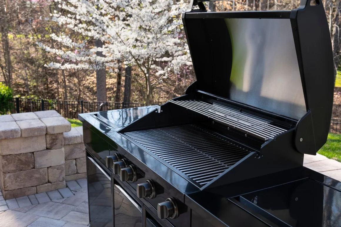 Offener schwarzer Gasgrill