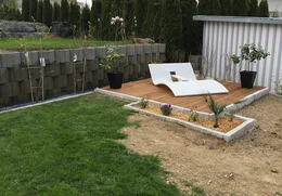 Holzterasse mit Granitumrandung