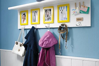 Garderobe mit Fotos und Haken