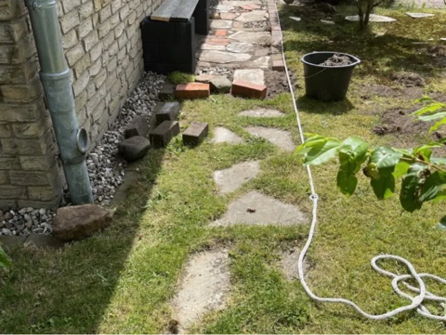 Gartenweg mit Steinplatten und Kies