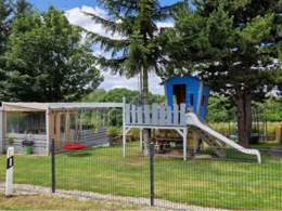 Spielplatz im Garten mit Schaukel und Rutsche