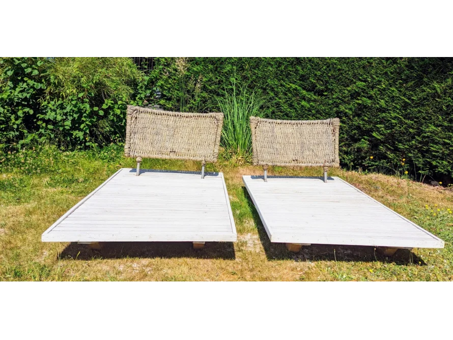 Zwei Liegen aus Holz und Weide