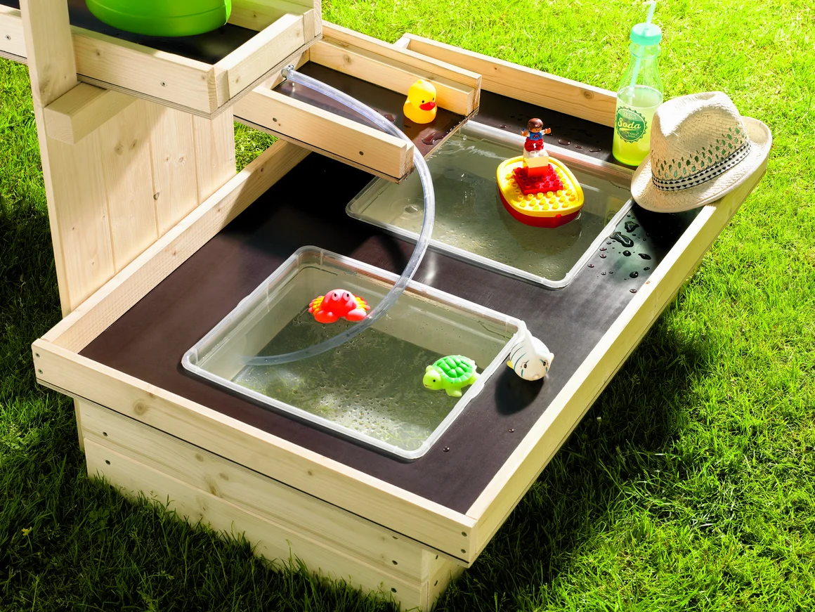 Hölzerner Wasserspieltisch mit Spielzeug