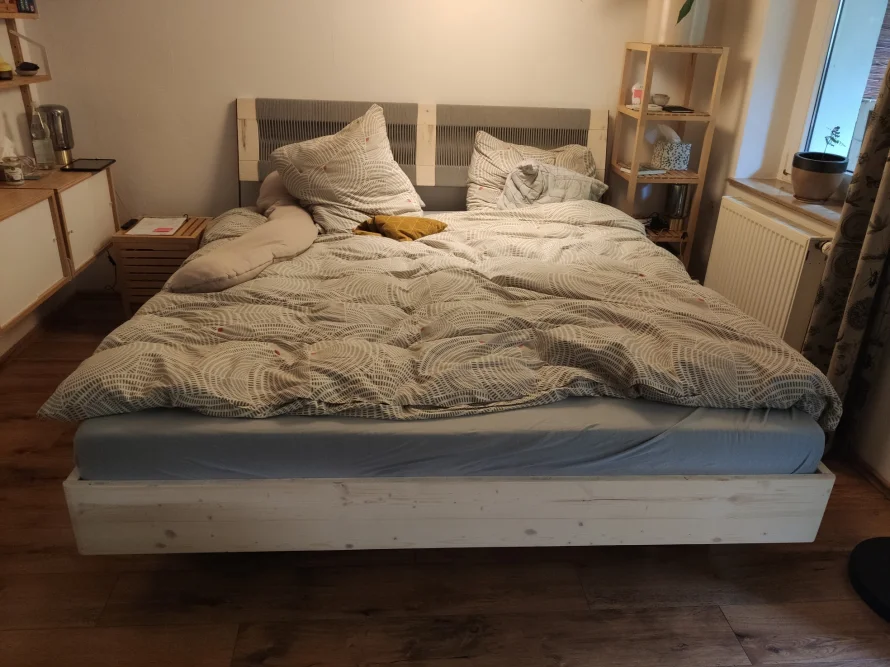 Gemachtes Bett mit Holzrahmen
