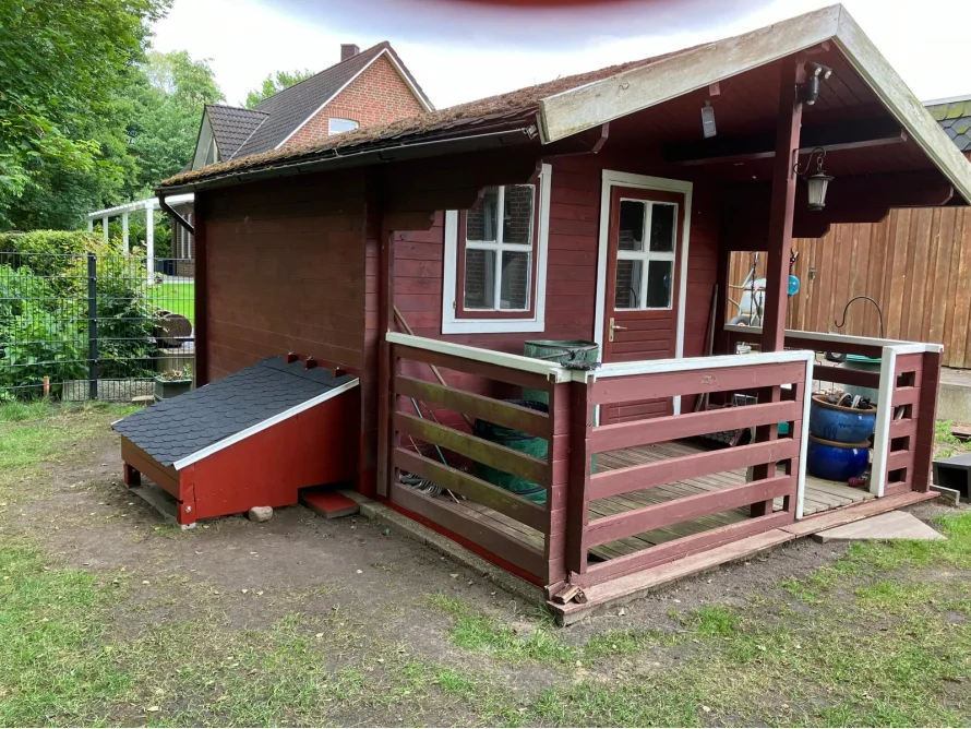 Gartenhaus aus Holz mit Veranda