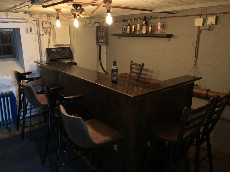 Hausbar mit Barhockern