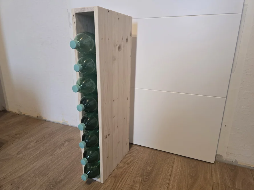 Hölzerner Flaschenhalter mit Glasflaschen