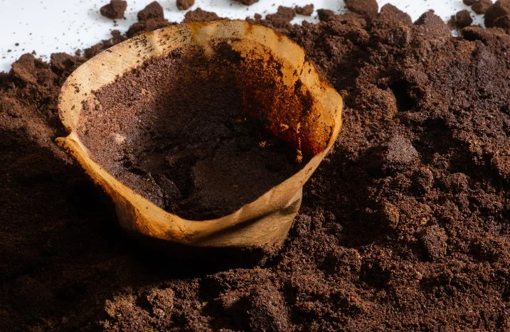 Ein Filter mit Kaffeesatz auf Erde