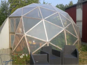 Geodätisches Gewächshaus im Garten