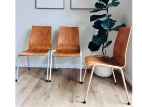 Drei Stühle aus Holz mit Metallbeinen