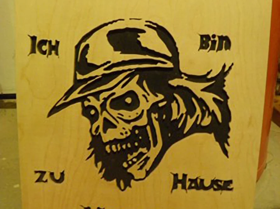 Gravur eines Totenkopfes mit Mütze