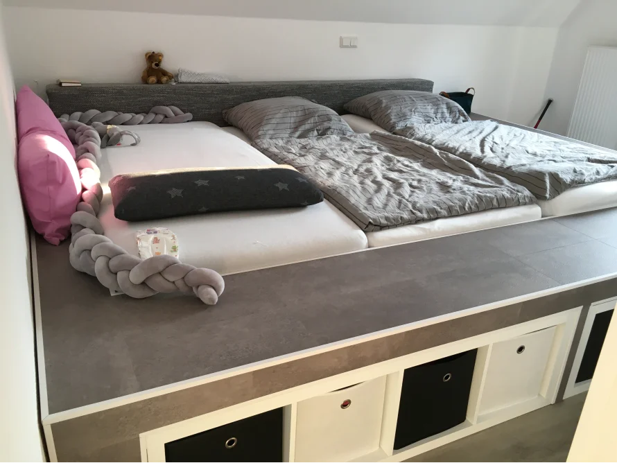 Ein großes Podestbett mit Schubladen