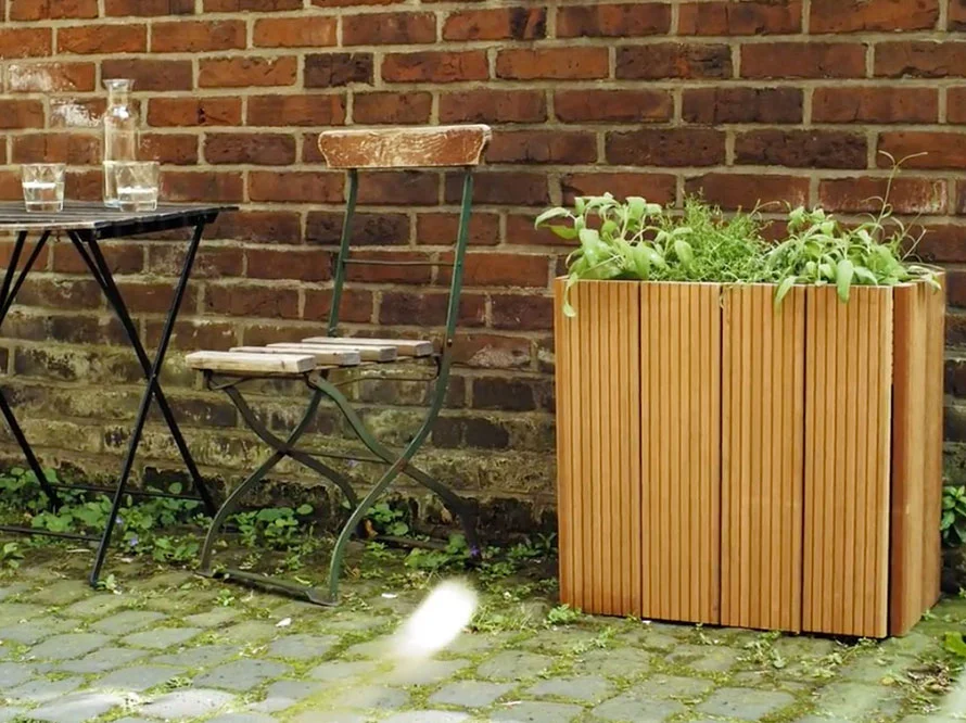 Holzblumenkasten mit Kräutern