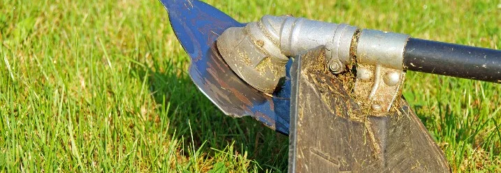 Rasentrimmer auf grünem Gras