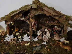 Weihnachtskrippe mit Figuren