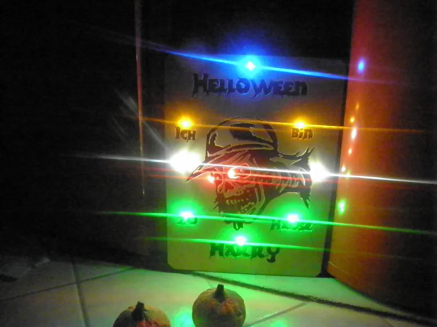 Beleuchtetes Halloween-Schild mit Totenkopf