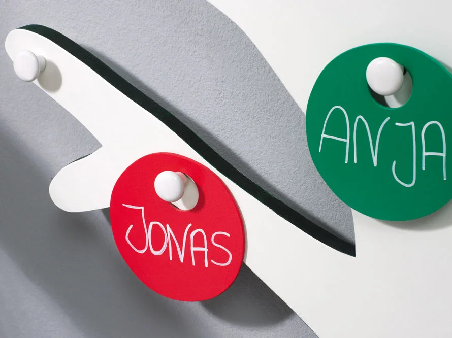 Garderobe mit Namensschildern