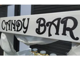 Schild mit der Aufschrift "Candy Bar"