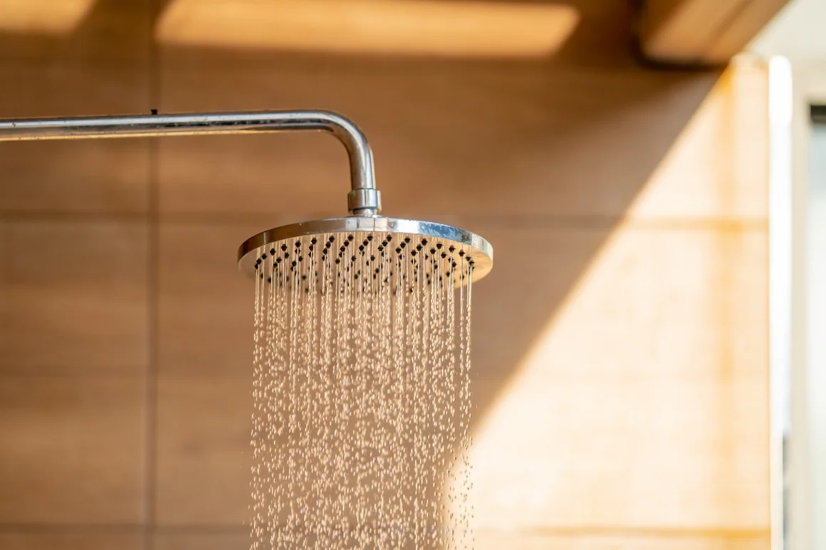 Duschkopf mit laufendem Wasser