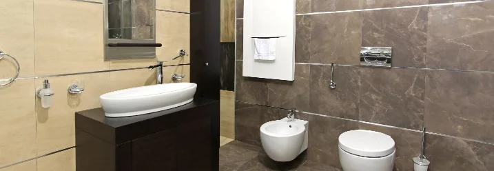 Modernes Badezimmer mit Fliesen