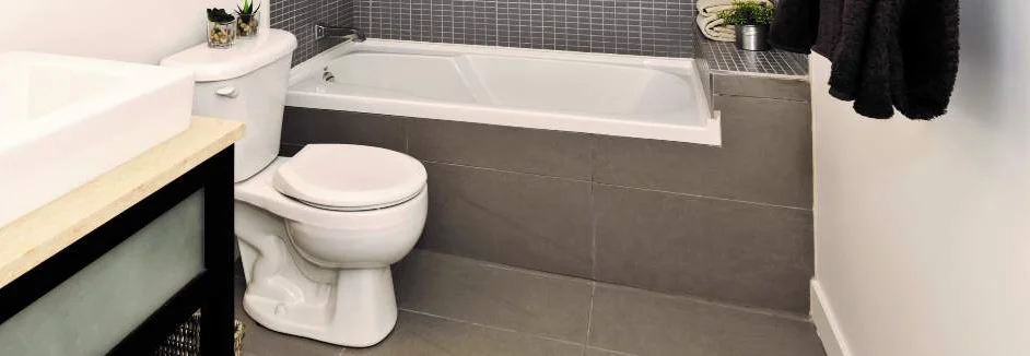 Modernes Badezimmer mit Badewanne und Toilette