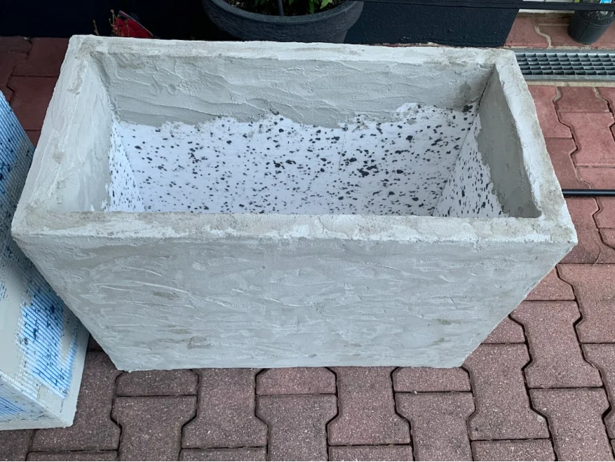 Leerer Beton Blumenkasten