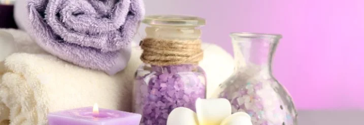 Wellnessartikel in Lila und Weiß.