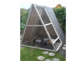 A-förmiger Stall mit Draht und Holz