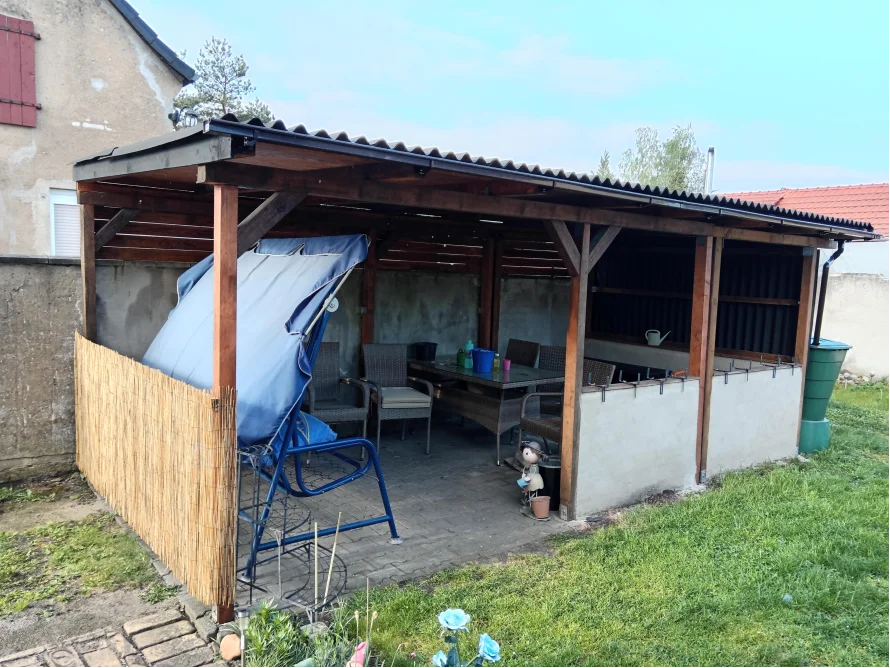 Unfertiges Gartenhaus mit Gartenmöbeln