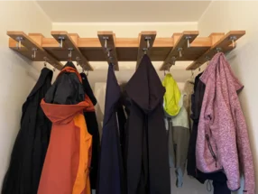 Garderobe mit Jacken