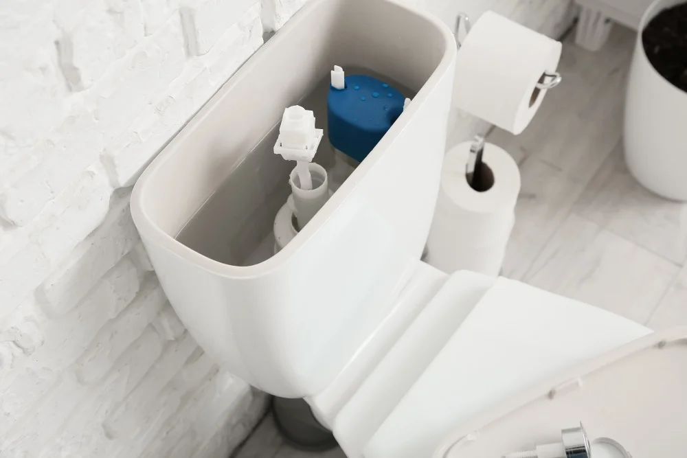 Ein offener Toilettenspülkasten mit sichtbarem Spülmechanismus.