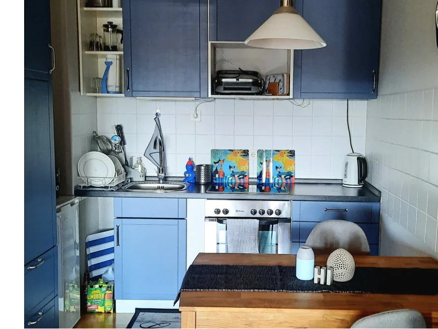 Kleine Küche mit blauen Schränken
