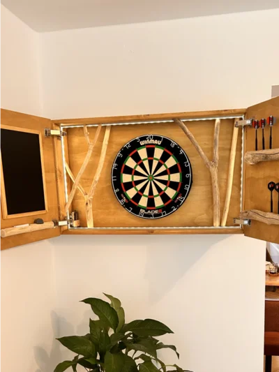 Geschlossener Darts Schrank an der Wand