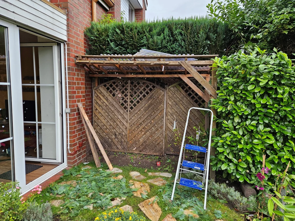 Unfertige Sitzecke mit einer Leiter im Garten