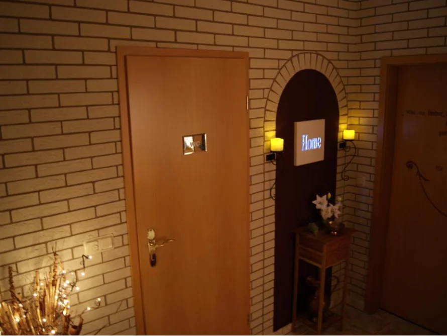 Flur mit beleuchtetem Wandschmuck
