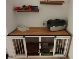 Doppelte Hundehütte aus Holz mit Hundebetten.