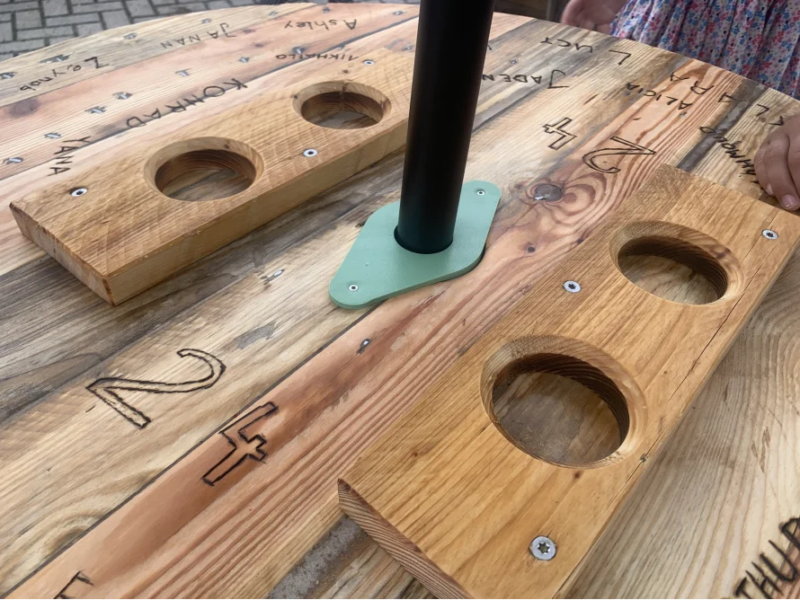 Holztischplatte mit Aussparungen