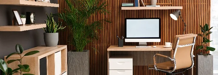 Ein modernes, gemütliches Homeoffice mit Holzmöbeln.