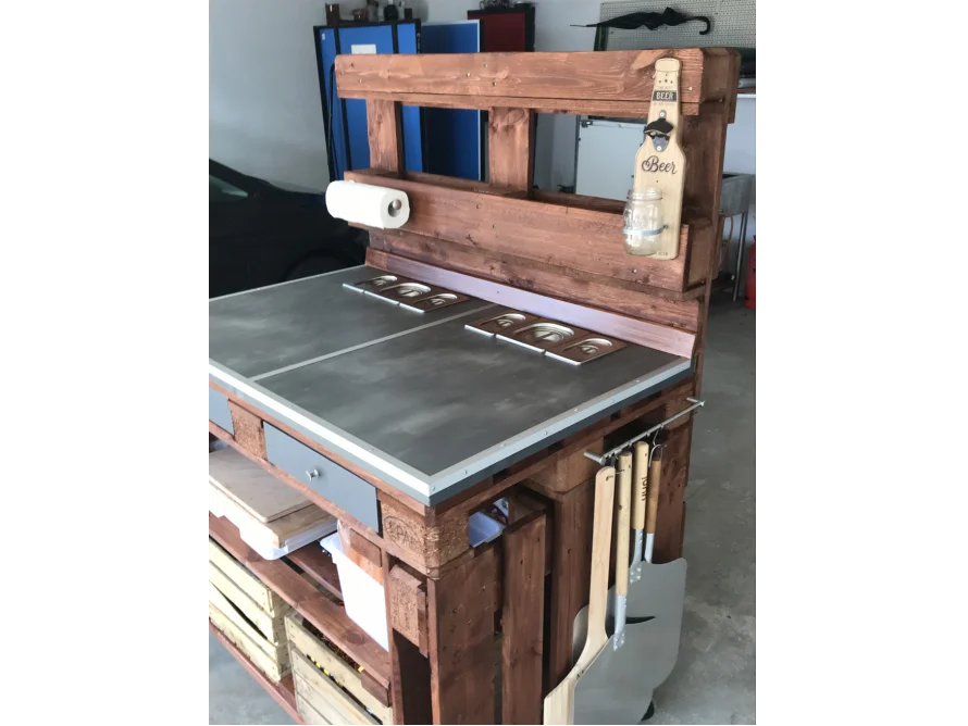 Rustikaler Pizzaofen-Tisch aus Holz mit Pizzawender.