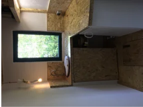 Innenraum eines Gartenhauses aus Holz
