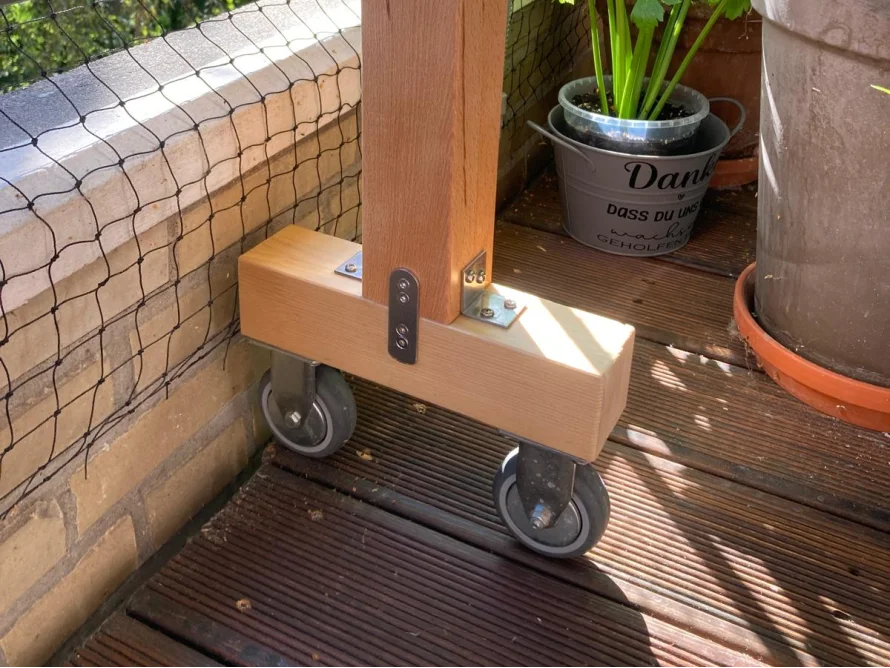 Holzkonstruktion auf Rollen