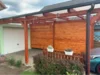 Holzcarport mit Sichtschutz