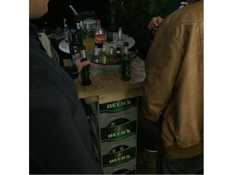 Ein improvisierter Getränkestand aus Bierkästen.